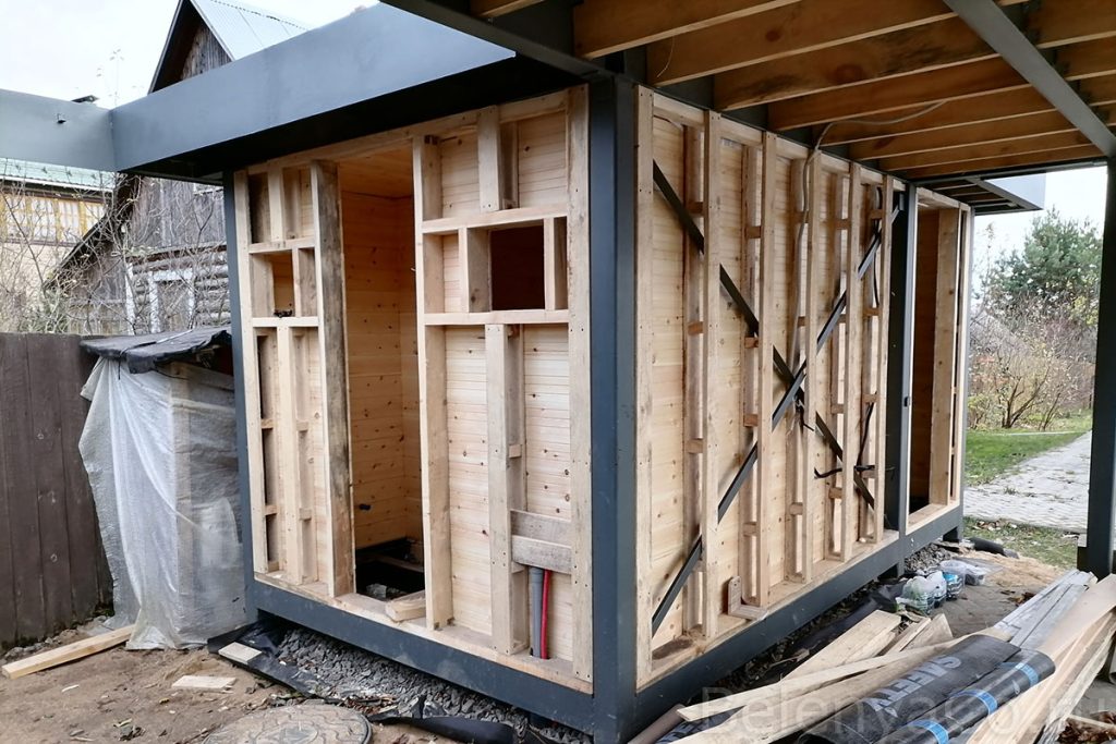 Навес с хозблоком